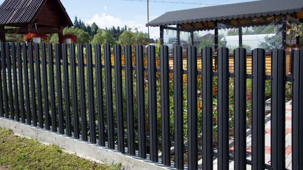 A contemporary looking aluminum fence in a private garden of a home. 