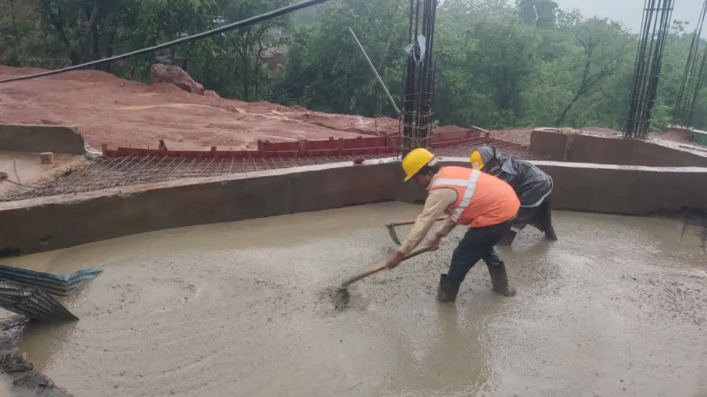 do-construction-workers-work-in-the-rain-definecivil